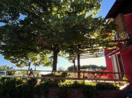 Podere Orzale Agri b&b, B&B din Usigliano