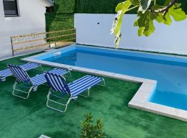 The Hills Apartment Mostar with pool and view, cabaña en Mostar