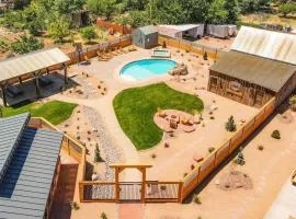 Timber & Tin F 2Bed 2Bath w Pool & Rooftop Deck