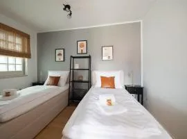 C4S -COME4STAY -InnHarmony- Stilvoll eingerichtetes Apartment für bis zu 8 Personen - Hochwertige Betten I voll ausgestattete Küche I Balkon I Badezimmer I WLAN I Smart TV