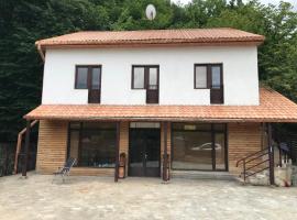 Guest House DogPoint, casa de huéspedes en Pitavi