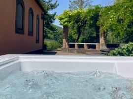 Villa con Jacuzzi sull Etna, hotel v destinaci Pedara