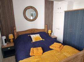 The Hideaway ll private garden Quiet Central, hotel en Southport