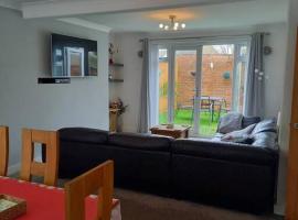 Modernised home with 2 bedrooms in Cardiff, hotel en Cardiff