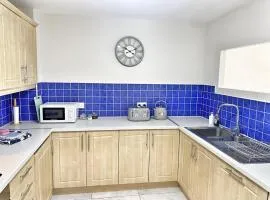 Steps away from Top Attractions, 2 Bed 2 Bath, Cathedral Quarter, Free Parking