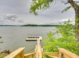 Fox Berry Hill - Lake House with Dock, Launch & Hot Tub, villa í Waverly