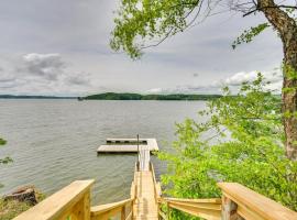 Fox Berry Hill - Lakefront with Dock, Launch & Hot Tub，Waverly的海灘飯店