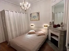 Grande chambre privée sur jardin arboré