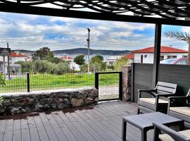 Select Cunda Guest House - Sea View Room with Private Veranda in Cunda Island, hotell i Ayvalık
