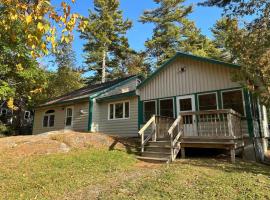 Cozy Log Home across from Phillips Lake-Four Season Fun, vacation home in Dedham