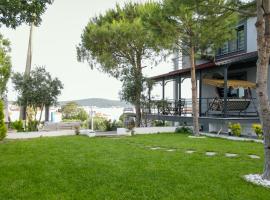 Select Cunda Guest House - Sea View with Garden 2 Bedroom Apartment at Cunda Island, hotel in Ayvalık