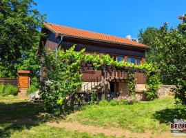 Arode Nature Villa Bellevue, будинок для відпустки у місті Katselovo