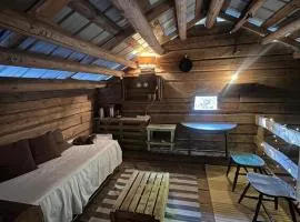 Elämyksellinen majoitus aitassa
