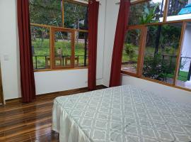 CABAÑAS GOLDEN TANAGER, hotel with parking in Mindo