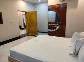 Red sky Family couple Guest House, hotel em Johar Town, Lahore