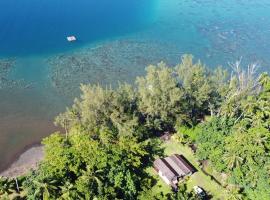 tahiti-bungalow at Teahupoo: beachfront with pountoon and mini pool, chalupa v destinaci Teahupoo