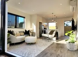 Contemporary Home with Carpark - Close to CBD!