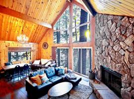 Glimmer Chalet Treetop A-frame cabin lake view, ξενοδοχείο σε Lake Arrowhead