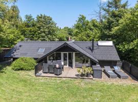 3 Bedroom Cozy Home In Toftlund, accommodation in Toftlund