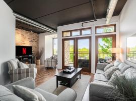 Luxurious 2BDR Loft Condo with Stunning Views in Grand Haven، شقة في غراند هافن