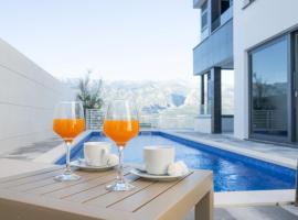 Villa Velebit - luxury apartment steps away from Adriatic Sea, with private pool and stunning views, hotel v destinácii Vinjerac