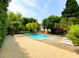 Grand mas provençal, 5 Chambres, jardin, Piscine & Calme Absolu à 5 min d'Arles, ξενοδοχείο σε Fourques