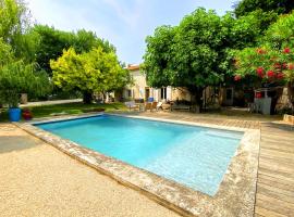 Maison, piscine à 5 min d'Arles, hotel en Fourques