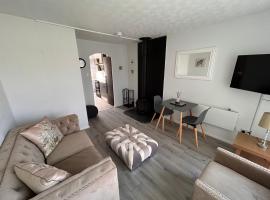 Dog Friendly Beachside Cottage No11 Kessingland with private parking, hotel com banheiras de hidromassagem em Kessingland