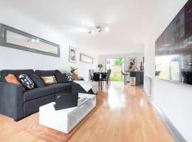 3 bedroom House, 2 Parking, Free WiFi, Modern Comfort