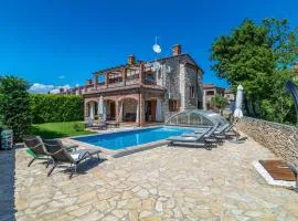 4 Bedroom Cozy Home In Cabrunici