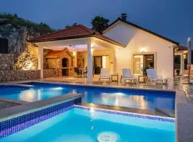 Amazing Home In Gornji Prolosac