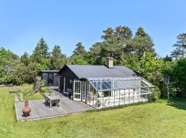 Gorgeous Home In Gilleleje With Kitchen、ジルレジェのコテージ