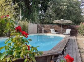 Location saisonnière avec piscine et terrasse au pied du luberon, hotel em Lauris