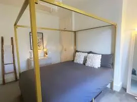Queen bedroom in Maida Vale