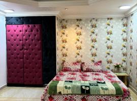 Furnished Bedroom with attached bath in Villa in sharjah, hospedagem domiciliar em Sharjah