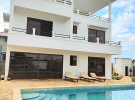 Luxury White Villa, villa i Nungwi