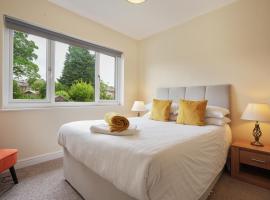 3 bed house with homely comforts Close to KFc McDonald ALDI ASDA and PUB, khách sạn có chỗ đậu xe ở Sheffield