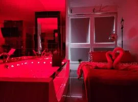 CENTRAL HOUSE - Studios with exclusive use of a Jacuzzi and optional Prosecco with full access to sauna, gym and play pool facilities - Studia z prywatnym Jacuzzi i opcją z Prosecco oraz dostępem do sauny, siłowni i bilarda