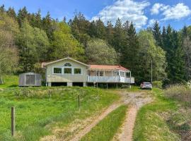 Beautiful Home In Henn With Kitchen, koča v mestu Henån