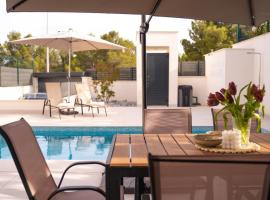 Amberes apartment, a stylish villa's independent downstairs apartment with private swimming pool and terrace, Hotel in Polop