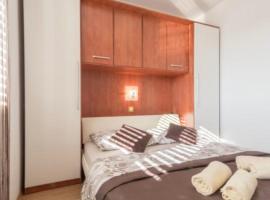 Apartmani Maja Vrsi, hotel in Vrsi