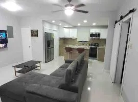Upstairs Spectacular 2 Bed 2 Bath Condo In Kgn 8