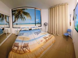 BLUE BAY PARADISE - Beach front ground floor apartment with sea view: Playa Paraiso'da bir otel