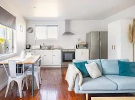 Sunny Cottage - Close to Airport & Beach