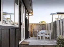 Sunny Cottage - Close to Airport & Beach