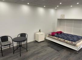 Private room with shared bathroom in central of billund, hotel v mestu Billund