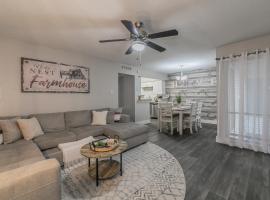 Cozy 2BR Farmhouse Apt - Sleeps 8 - FREE Parking!, ubytov&aacute;n&iacute; v soukrom&iacute; v destinaci Arlington