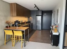 Modern Two Bedroom Apartment with Free Parking