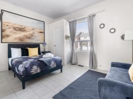 Bedroom in Corso Italia Neighbourhood, užmiesčio svečių namai Toronte