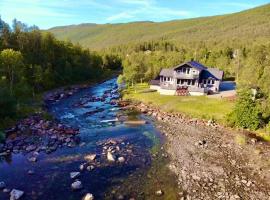 Idyllic valley getaway, perfect for families, semesterhus i Narvik